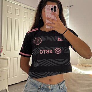 women's black T-shirt